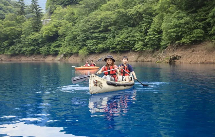 奥四万湖カヌーツアー
