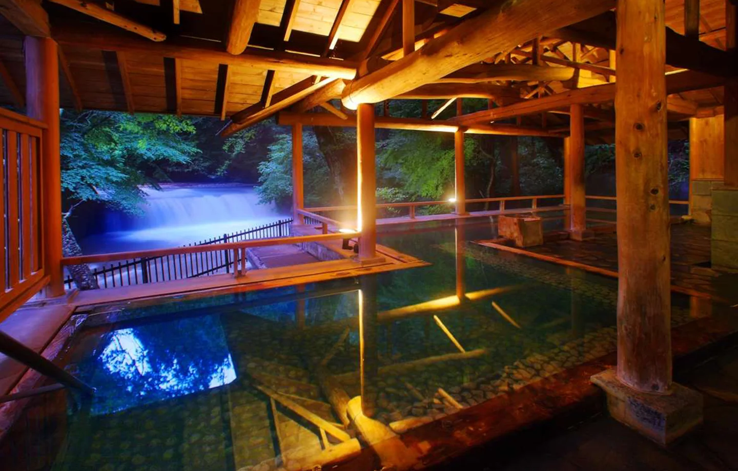 ～四万たむらの極上～はしり・旬・名残りの季節を五感で味わう桐懐石＜夕食会場お任せ＞温泉三昧リトリート