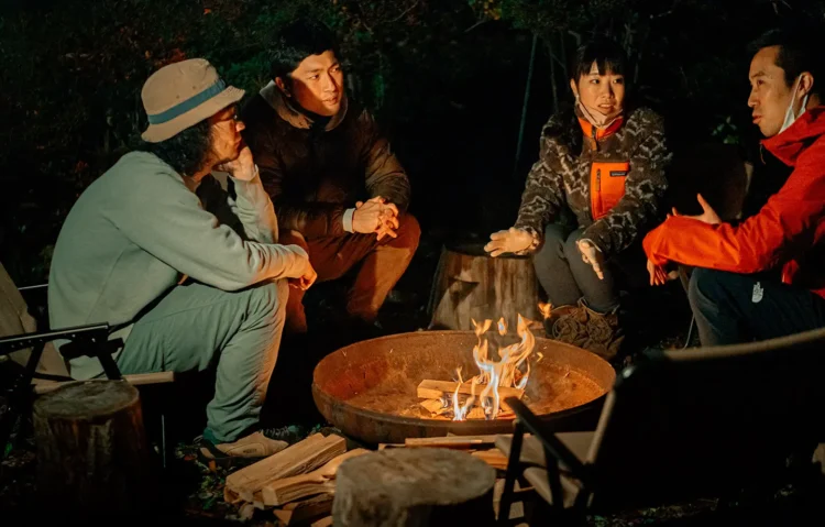 焚き火を囲んで本音で語り合う、チームの絆再生リトリート