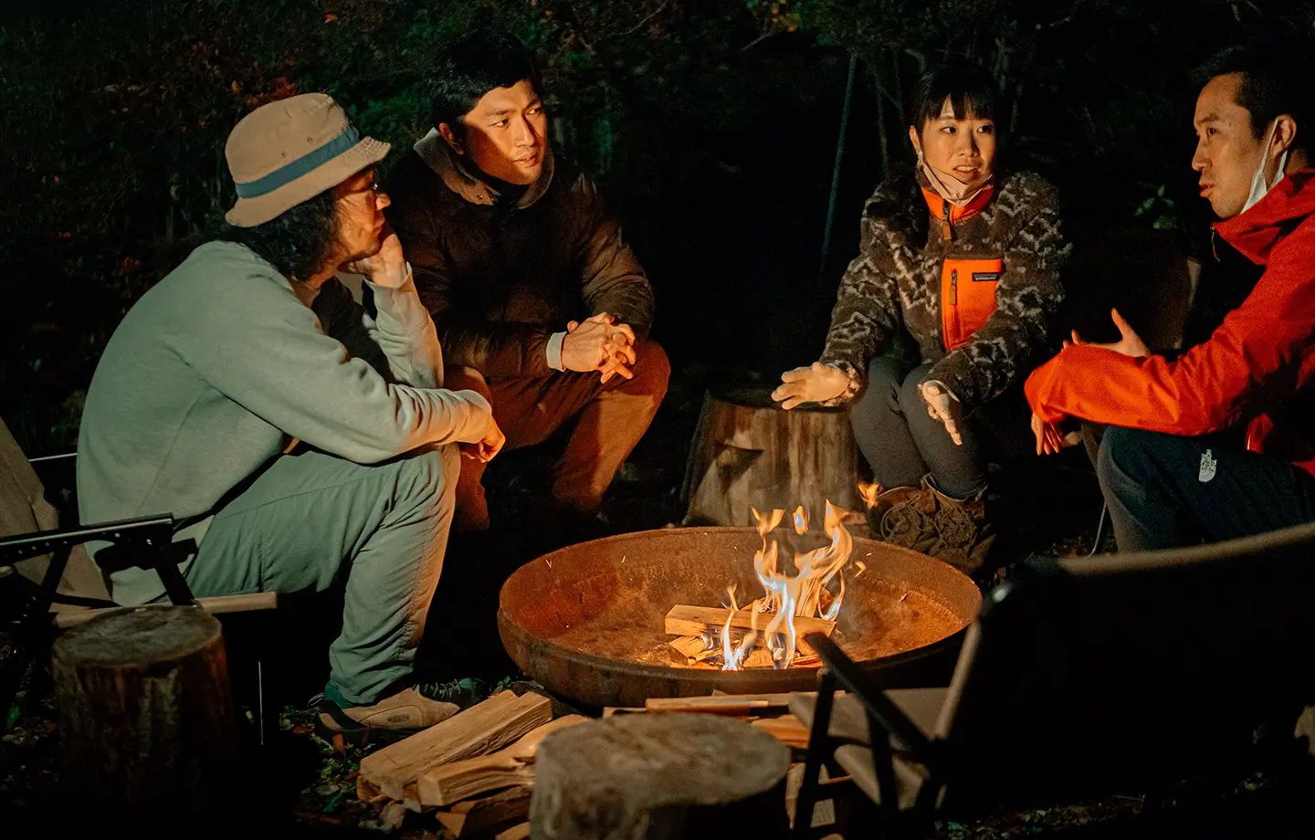 焚き火を囲んで本音で語り合う、チームの絆再生リトリート
