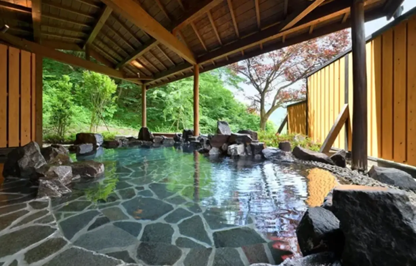 自然に囲まれて源泉かけ流しの露天風呂を満喫、お寺のご利益も授かるゆったりプラン