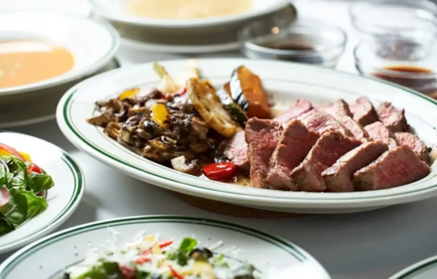 四万の清流を一望、源泉かけ流しの露天風呂に浸かった後は、エステで癒しの時間を