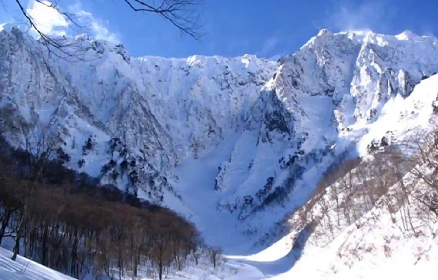 【みなかみ】都会を離れ白銀の世界へ。谷川岳の絶景と温泉に癒やされる旅