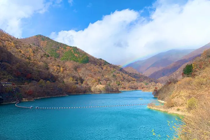 【四万】自分を慈しむ水辺の散歩道。四万ブルーと歴史に包まれる温泉旅